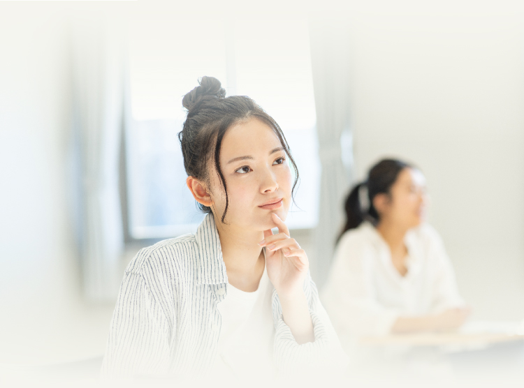 考える女性