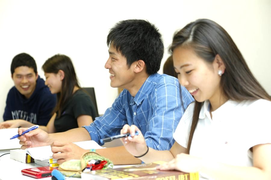 授業で学ぶ生徒の様子