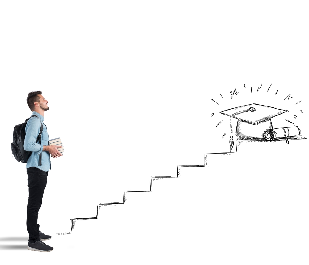 本をかかえる男性