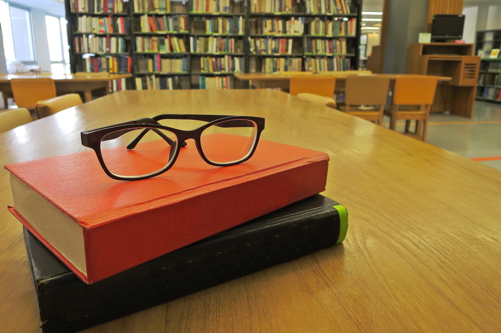 眼鏡と本
