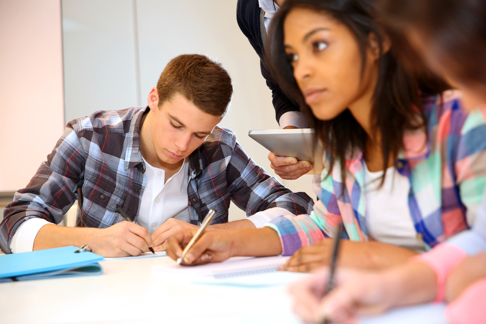 勉強している大学生