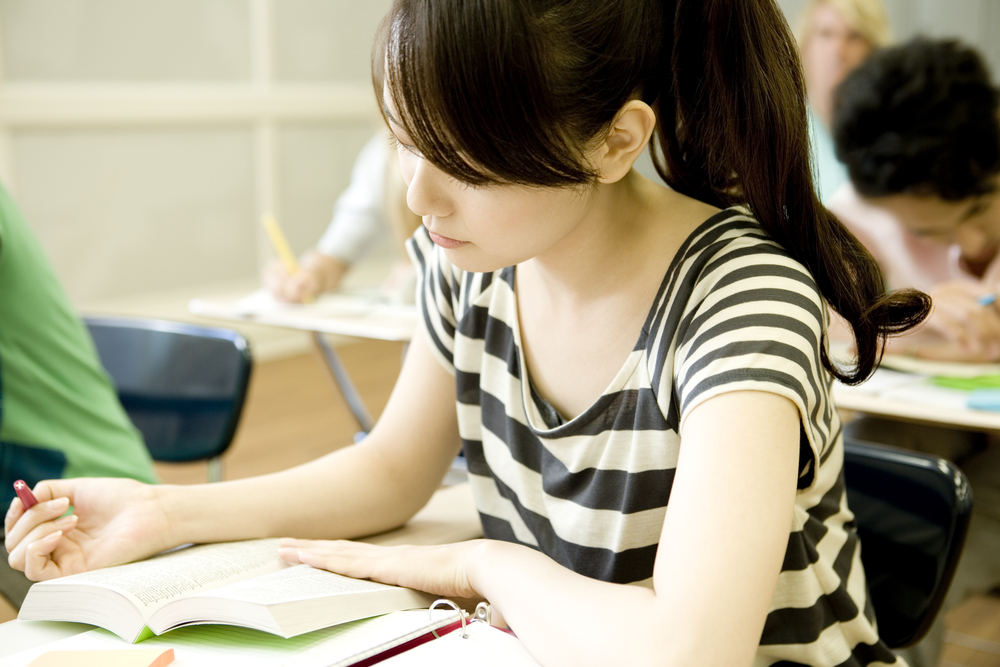 勉強している女性