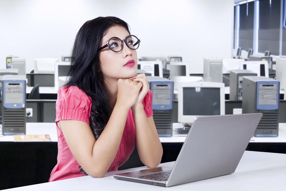 パソコンをしている女性