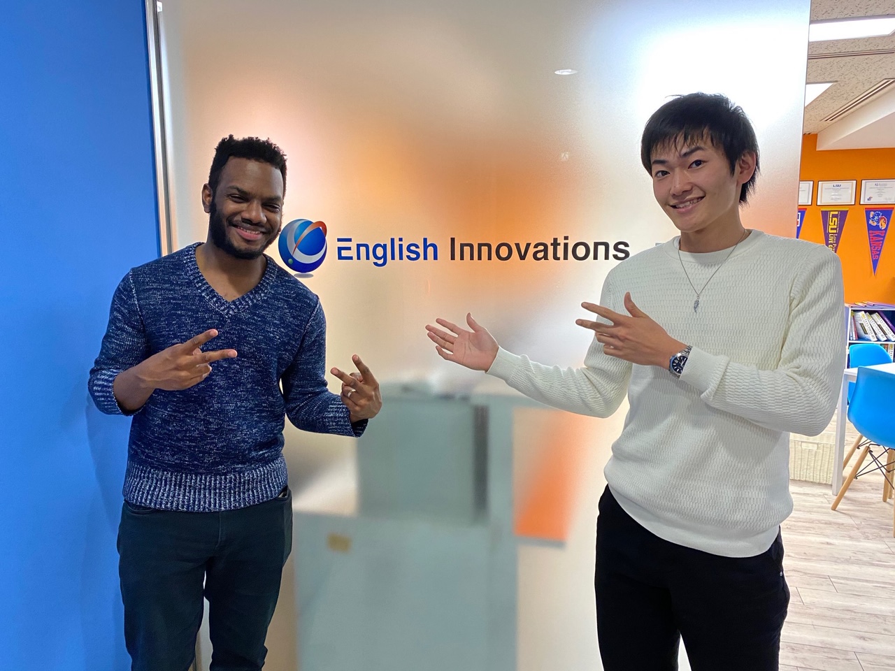 ソファに座る生徒