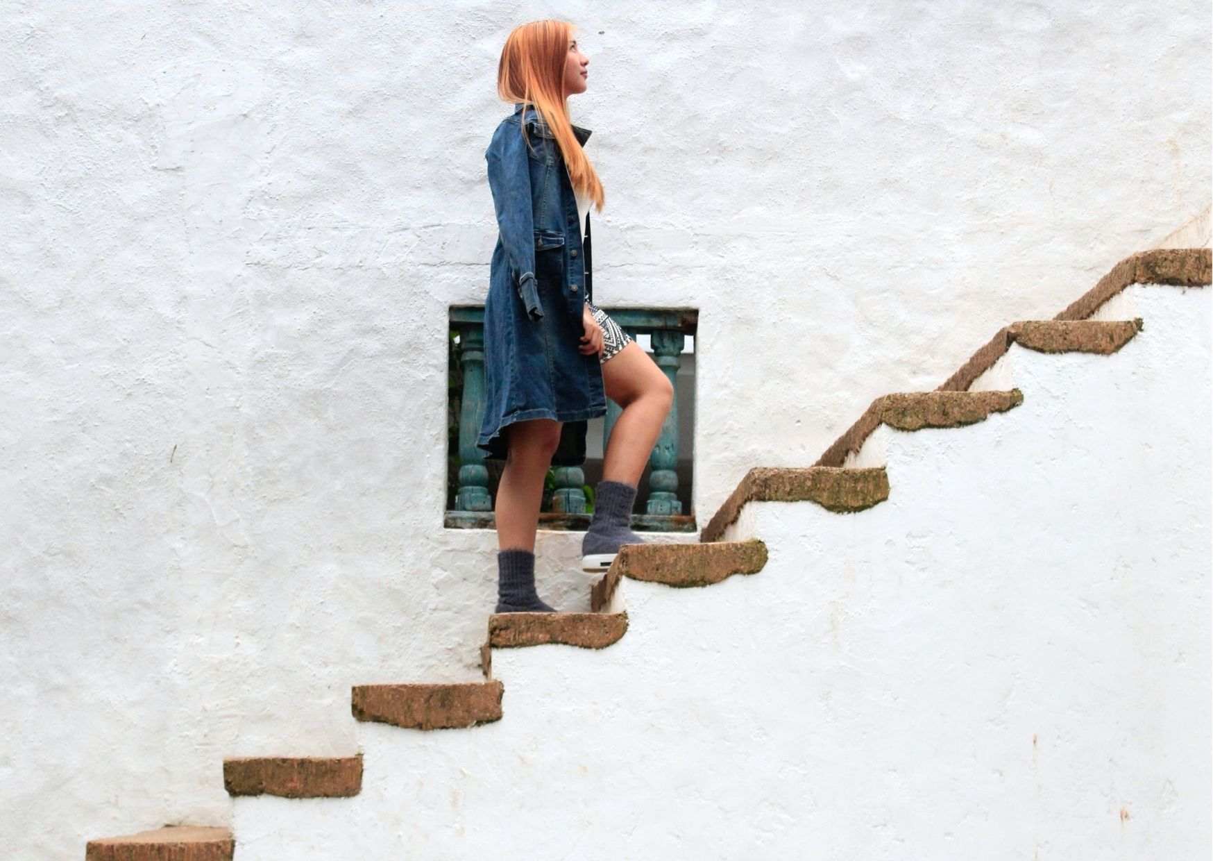 階段を登る女性